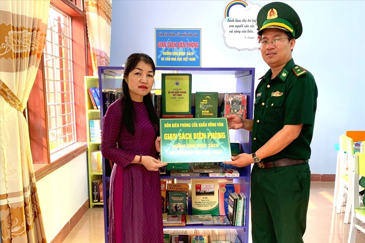 Đại diện Đồn biên phòng cửa khẩu Hồng Vân Tặng“Gian sách biên phòng” cho trường THCS-THPT Hồng Vân. 