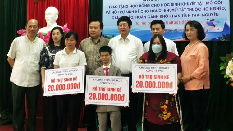 Đại diện các đơn vị trao hỗ trợ sinh kế cho người khuyết tật thuộc hộ nghèo, cận nghèo tỉnh Thái Nguyên