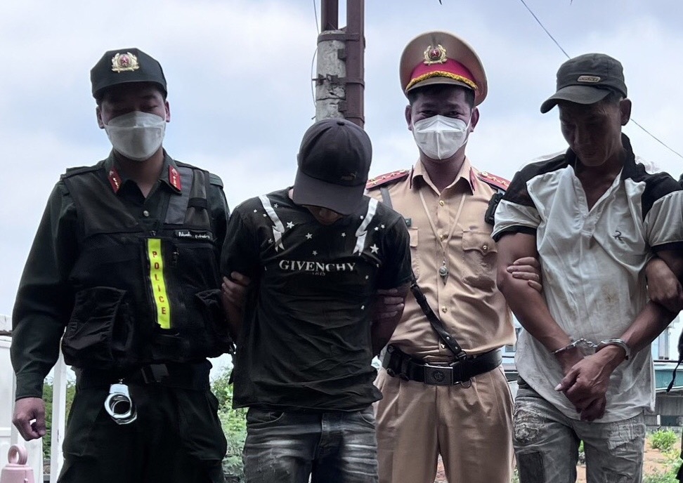 Lực lượng CSGT Công an tỉnh Đắk Nông phối hợp bắt giữ 2 đối tượng truy nã Đinh Ngọc Hùng và Đỗ Tiến Thắng