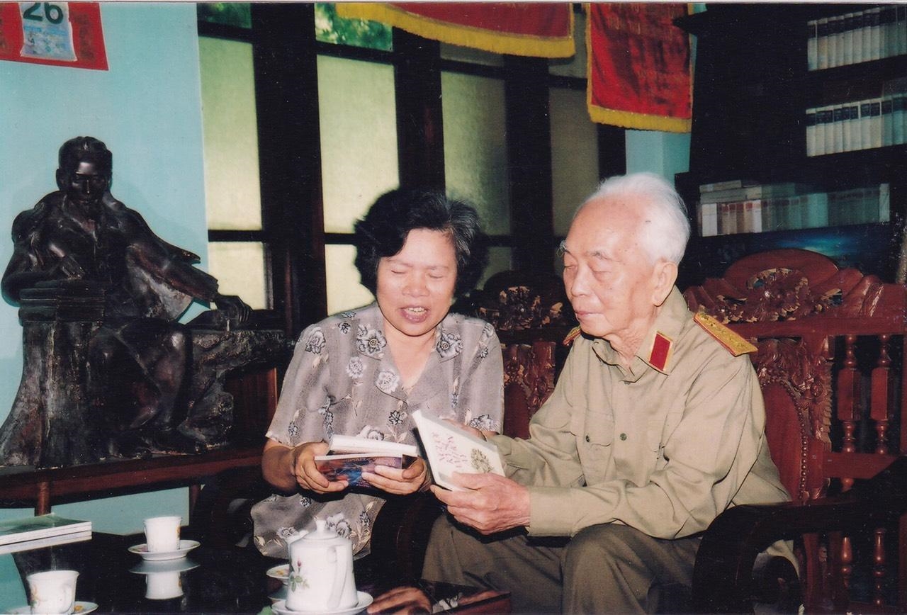 Đại tướng Võ Nguyên Giáp thân tình trò chuyện với bà Nguyễn Thị Mỹ Dung tại nhà riêng, 30 Hoàng Diệu, Hà Nội, năm 2005