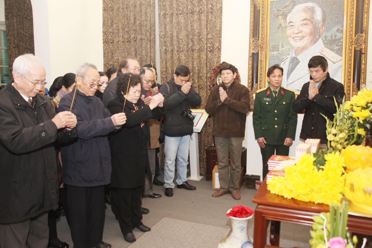 Bà Nguyễn Thị Mỹ Dung và gia đình dâng sách “Tri ân” lên bàn thờ Đại tướng tại 30 Hoàng Diệu, ngày 1/1/2014