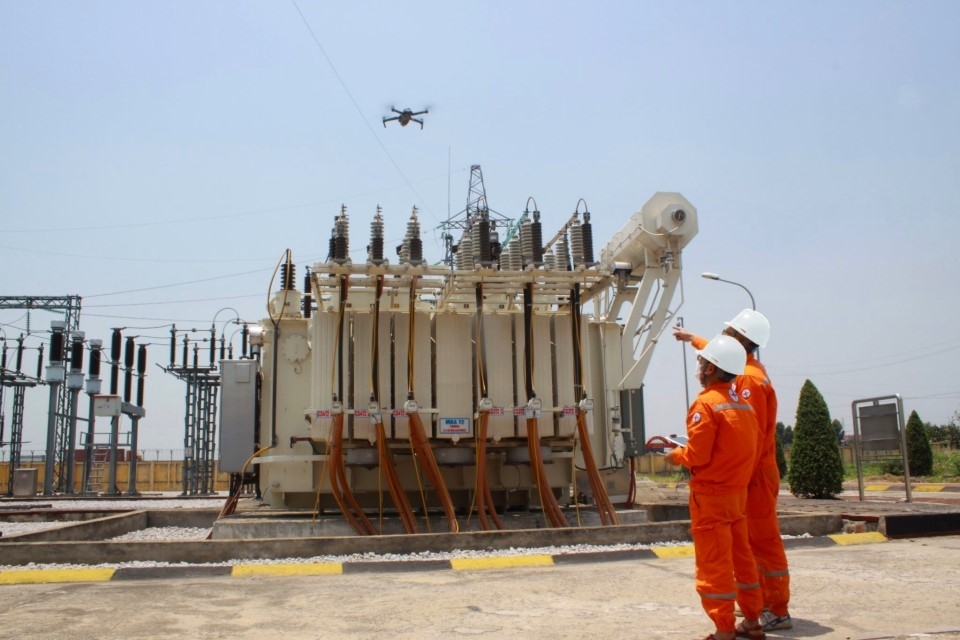 Công nhân Đội QLVH Lưới điện Cao thế Bắc Ninh kiểm tra tình trạng vận hành của TBA 110 kV