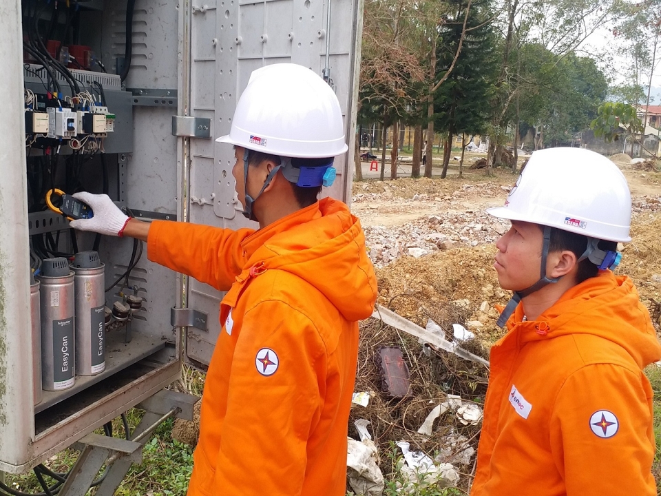 PC Lạng Sơn tích cực kiểm tra hệ thống lưới điện nhằm đảm bảo dòng điện thông suốt, phục vụ khách hàng an toàn, ổn định