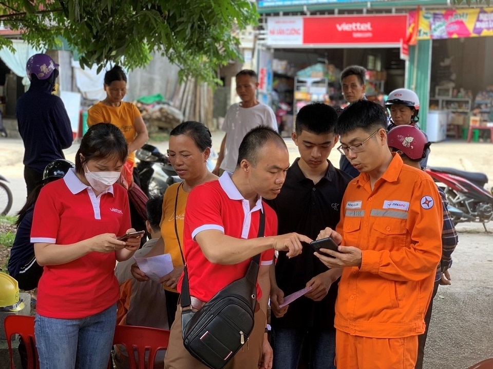  PC Lạng Sơn tuyên truyền và hướng dẫn khách hàng về những tiện ích khi thanh toán tiền điện không sử dụng tiền mặt
