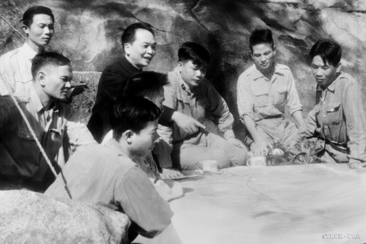 Đại tướng Võ Nguyên Giáp cùng Bộ chỉ huy Chiến dịch Điện Biên Phủ bàn kế hoạch tác chiến cho từng trận đánh, tháng 1/1954