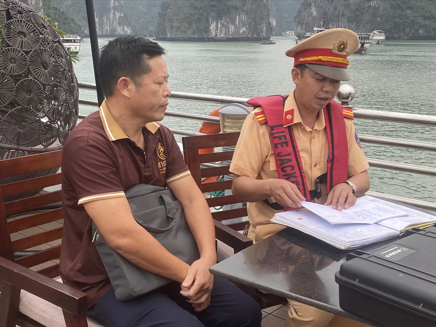 Công an tỉnh Quảng Ninh phối hợp đo nồng độ cồn, vừa tuyên truyền cho các thuyền viên, thuyền trưởng