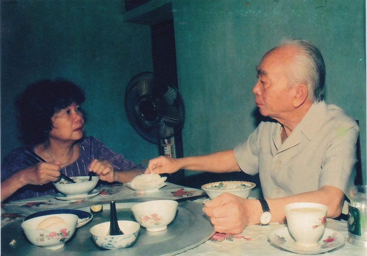 Bữa cơm gia đình của Đại tướng và phu nhân trong ngôi nhà 30 Hoàng Diệu, tháng 10/1994. ©Trần Hồng 