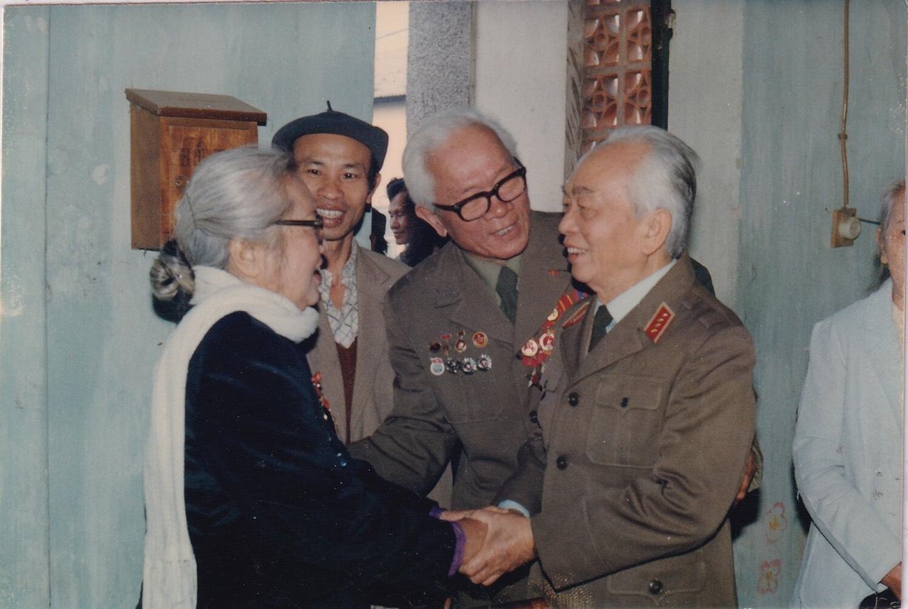 Đại tướng Võ Nguyên Giáp thăm Nhà giáo Phan Thị Xuân Trà nhân dịp bà được nhận Bằng Gia đình có công với cách mạng tại nhà riêng, năm 1992