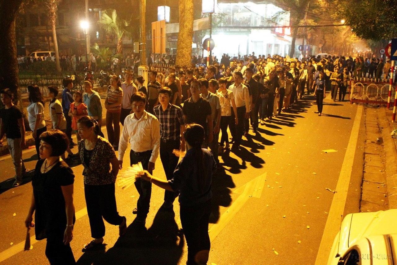 Hình ảnh nhân dân vẫn lặng lẽ xếp hàng vào viếng Đại tướng Võ Nguyên Giáp tại nhà tang lễ Quốc gia, số 5 Trần Thánh Tông, Hà Nội, 23h đêm ngày 12/10/2013