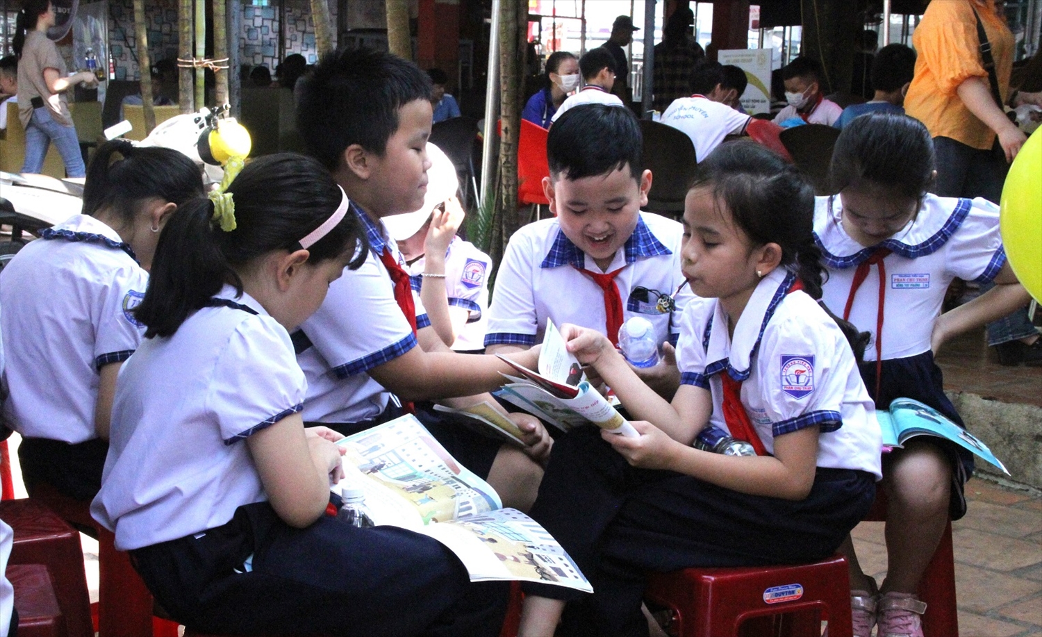Học sinh đọc sách tại xe thư viện lưu động