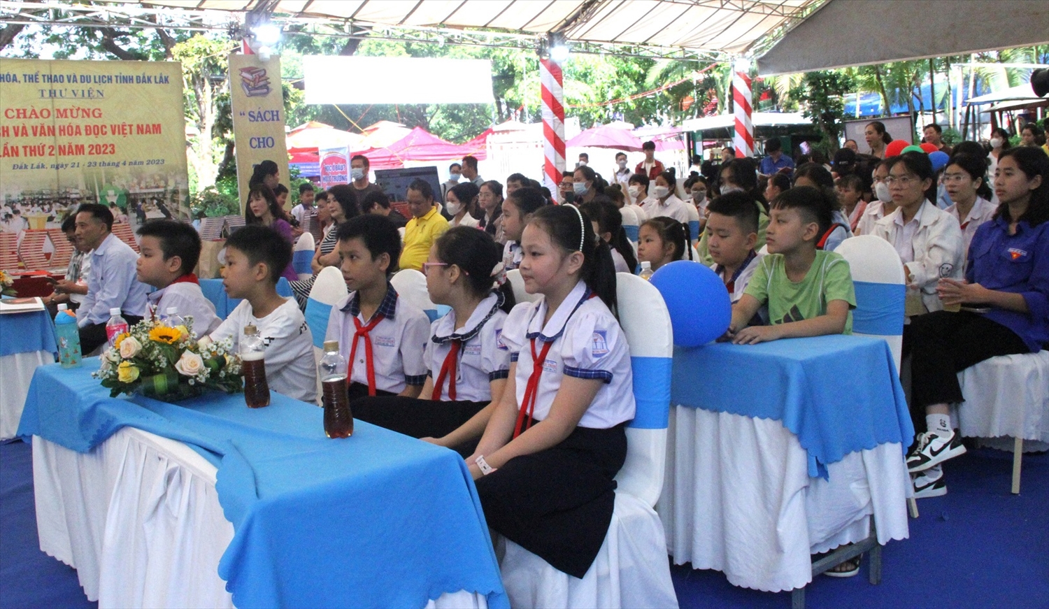 Nhiều học sinh các trường học trên địa bàn TP.Buôn Ma Thuột đến dự Lễ ra mắt sách ảnh