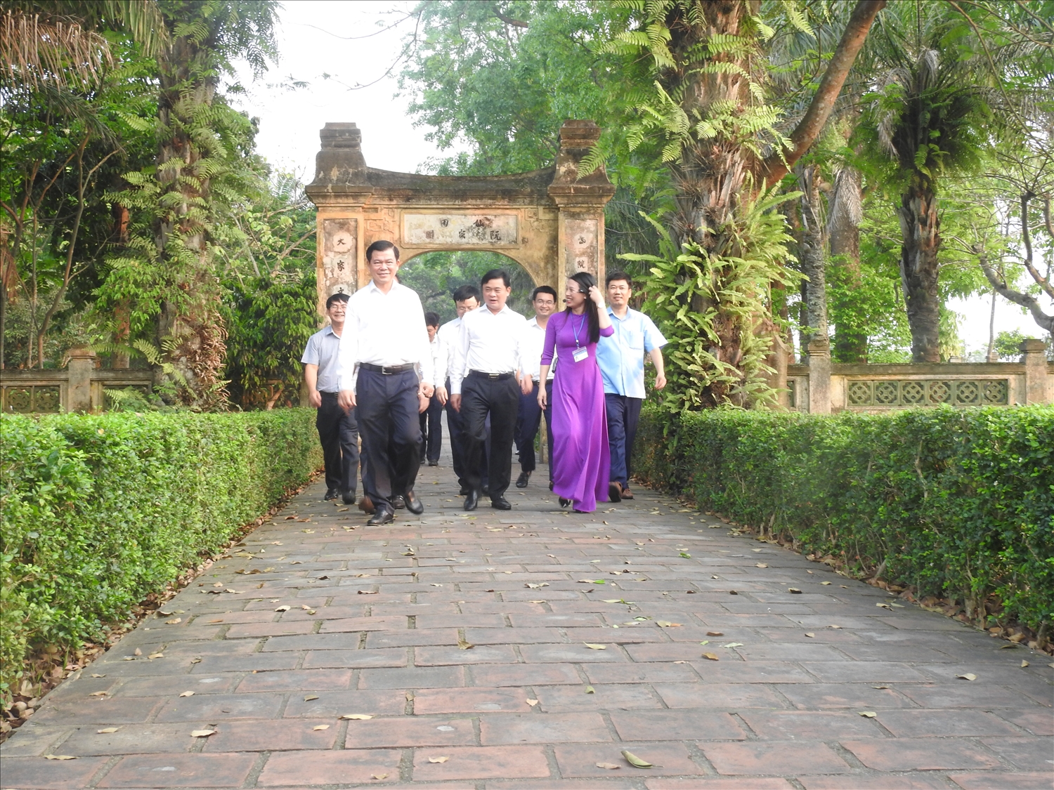Đoàn công tác cùng lãnh đạo tỉnh Nghệ An thăm nhà lưu niệm Đại thi hào Nguyễn Du