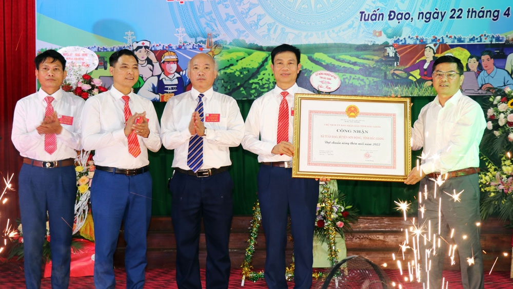 Lãnh đạo Sở Nông nghiệp và Phát triển Nông thôn tỉnh Bắc Giang trao Bằng công nhận xã đạt chuẩn NTM cho xã Tuấn Đạo 