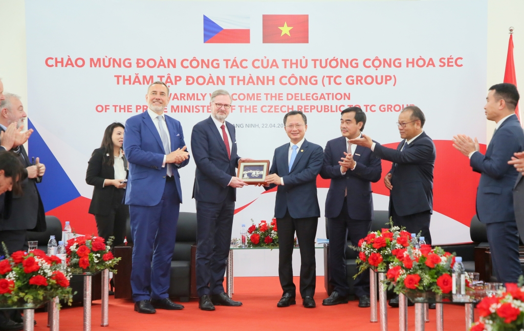  Quyền Chủ tịch UBND tỉnh Quảng Ninh Cao Tường Huy tặng quà lưu niệm của tỉnh Quảng Ninh cho Thủ tướng Cộng hòa Séc Petr Fiala