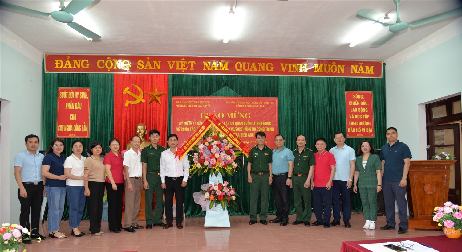 Đại diện đồn Biên phòng Chi Lăng tặng hoa chúc mừng các lãnh đạo, cán bộ công tác tại các cơ quan quản lý Nhà nước về dân tộc của tỉnh Lạng Sơn
