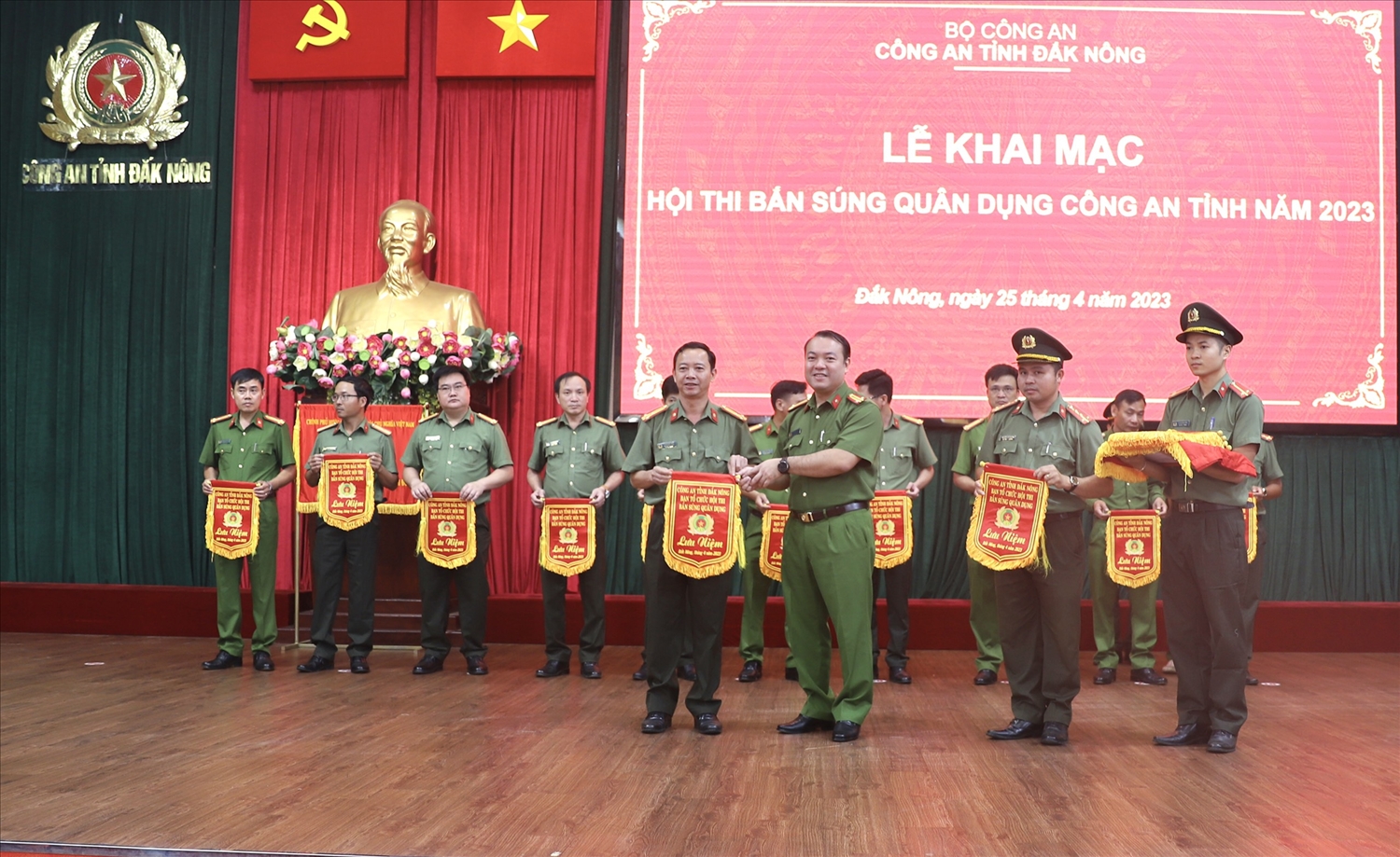 Trung tá Nguyễn Hữu Đức, Phó Giám đốc Công an tỉnh trao cờ lưu niệm cho các đội tuyển