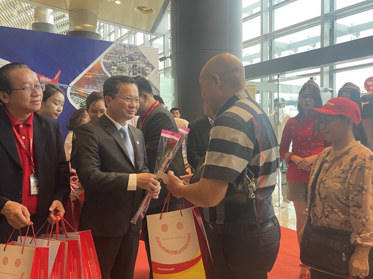 Các đại biểu tặng hoa chúc mừng các hành khách trong chuyến bay đầu tiên Cần Thơ - Quảng Ninh