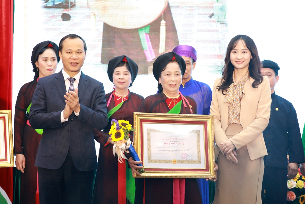 Phó Chủ tịch Thường trực UBND tỉnh Bắc Giang Mai Sơn, Phó Vụ trưởng Vụ Tổ chức cán bộ Tô Linh Hương trao Danh hiệu NNƯT cho các cá nhân