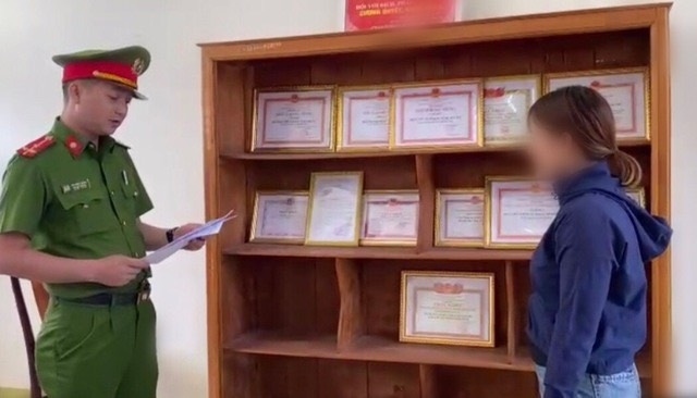 Cơ quan CSĐT Công an huyện Krông Nô tống đạt các quyết định tố tụng đối với Nguyễn Thị Dạ T. về hành vi mua bán trái pháp chất ma túy dưới hình thức thuốc lá điện tử