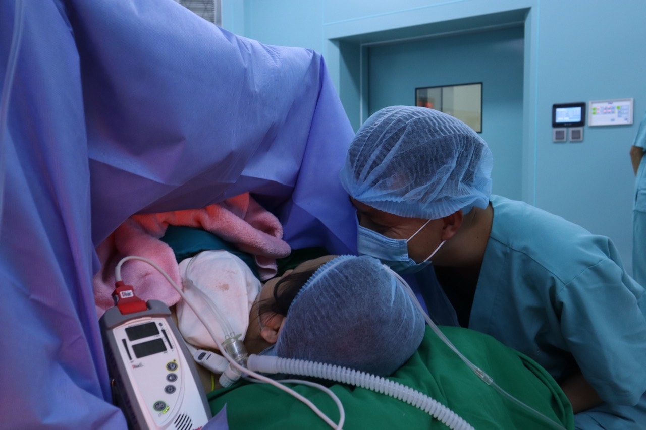Một em bé chào đười bằng phương pháp thụ tinh trong ống nghiệm tại Bệnh viện Đại học Y dược Buôn Ma Thuột