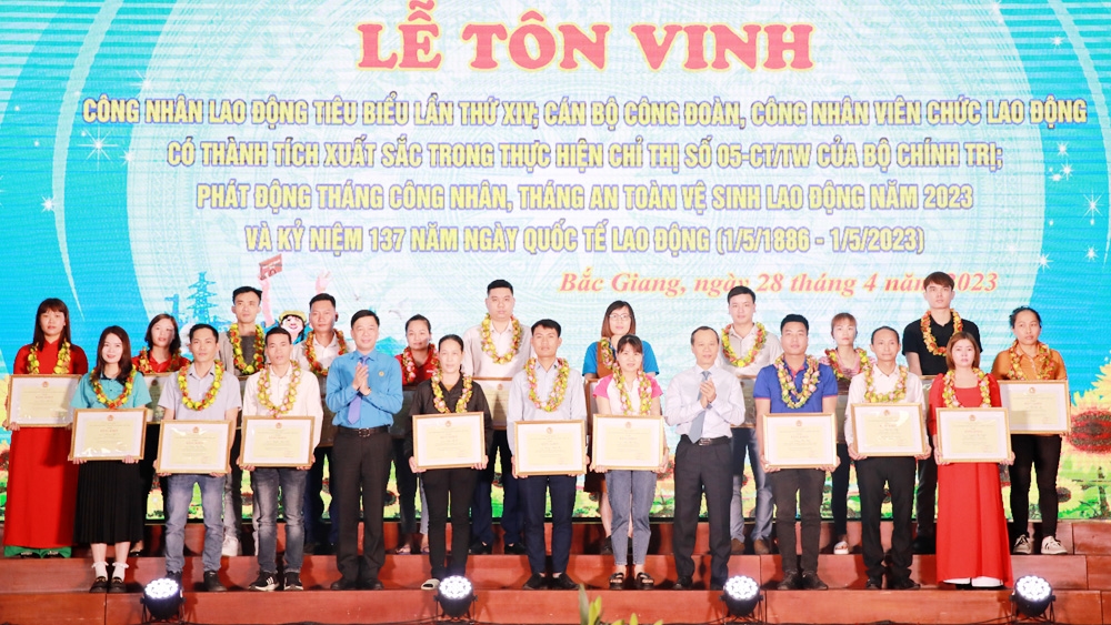 Phó Chủ tịch thường trực UBND tỉnh Bắc Giang Mai Sơn và Tổng LĐLĐ Việt Nam trao Bằng khen của Tổng LĐLĐ Việt Nam cho công nhân lao động tiêu biểu