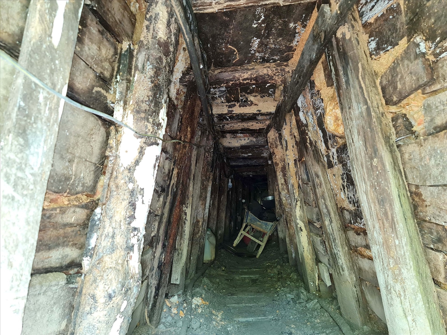 Bên trong một đường hầm khai thác vàng trái phép tại huyện Đắk Nông