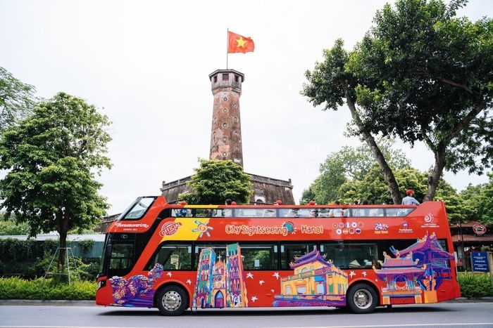 Du khách đến Hà Nội sẽ được trải nghiệm tham quan hoàn toàn miễn phí trên xe bus du lịch hai tầng Hà Nội City tour Hopon - Hopoff