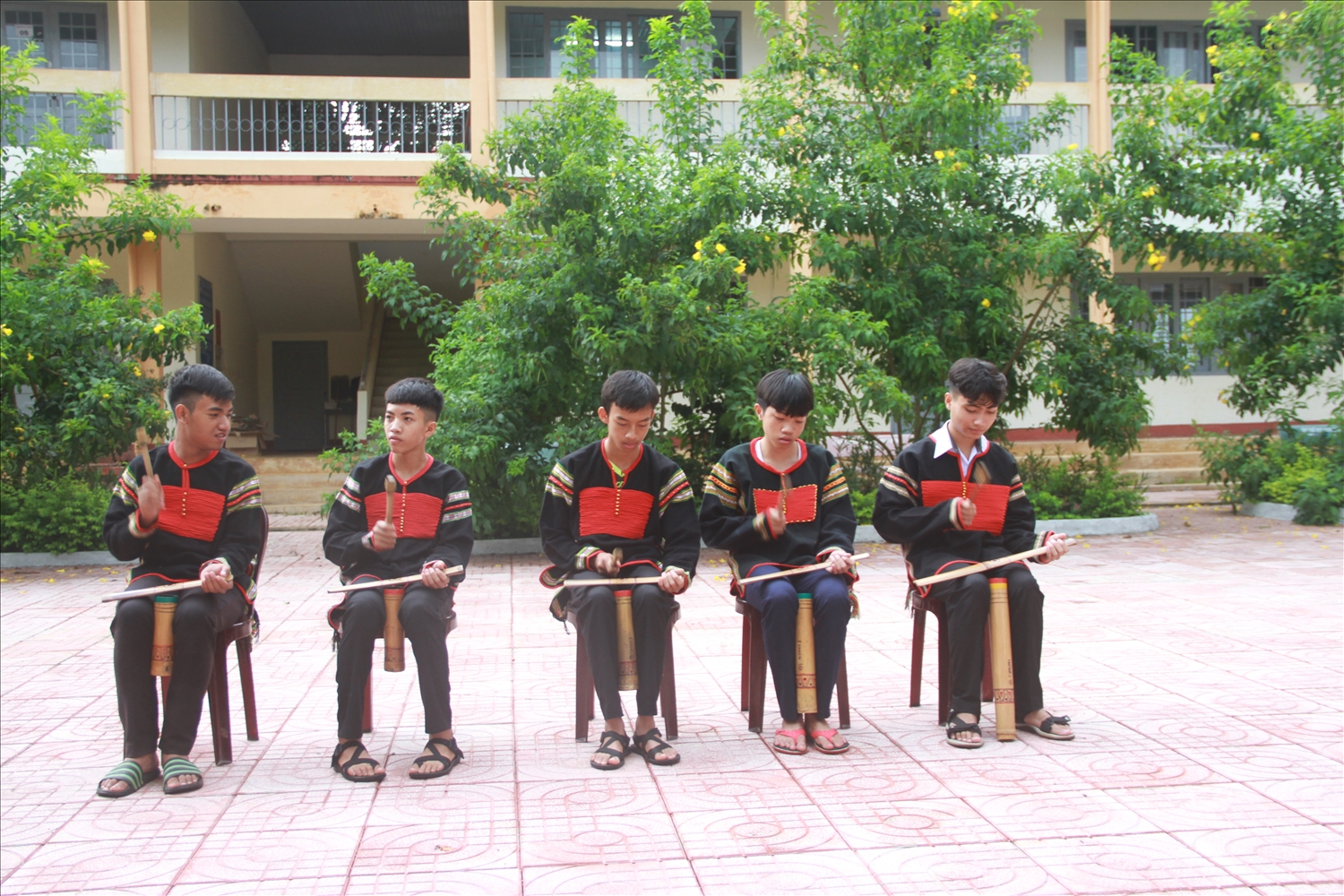 Đội chiêng của Trường PTDT bán trú THCS Hai Bà Trưng, tỉnh Kon Tum đang tập luyện