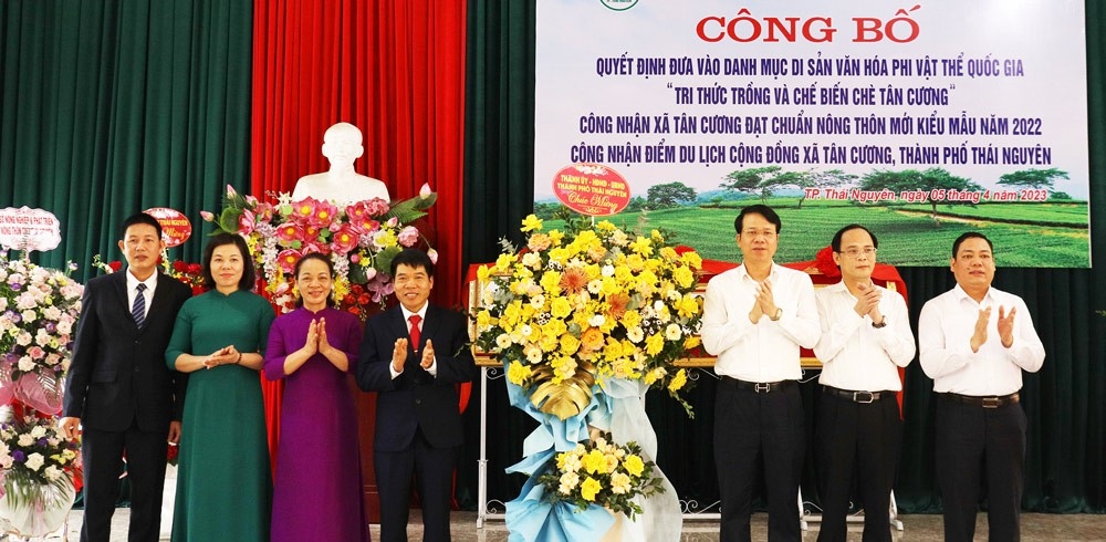 Lãnh đạo TP. Thái Nguyên tặng hoa chúc mừng cấp ủy, chính quyền và nhân dân xã Tân Cương