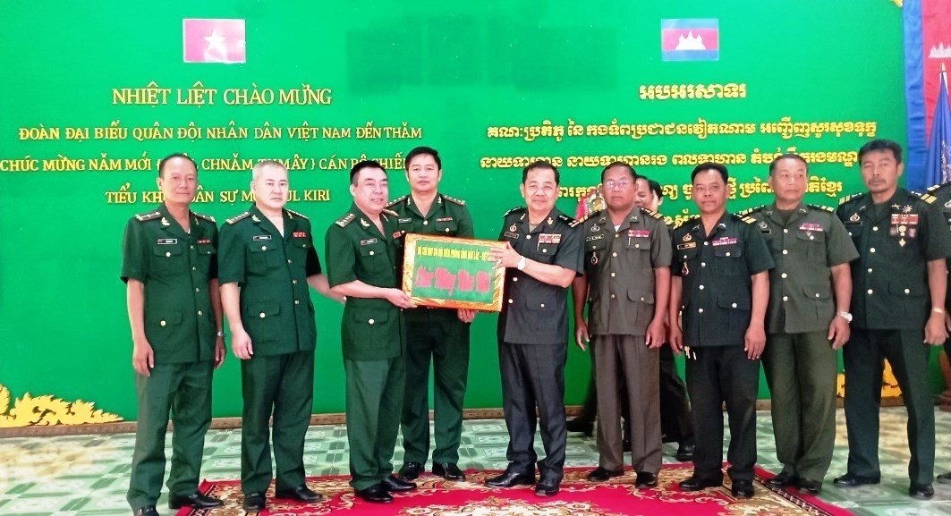 Đoàn công tác Bộ Chỉ huy BĐBP tỉnh Đắk Lắk tặng quà và chúc tết Tiểu khu quân sự Mondulkiri