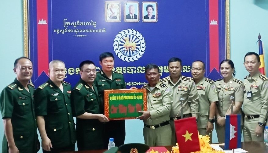 Đoàn công tác Bộ Chỉ huy BĐBP tỉnh Đắk Lắk tặng quà và chúc tết Ty Công an tỉnh Mondulkiri
