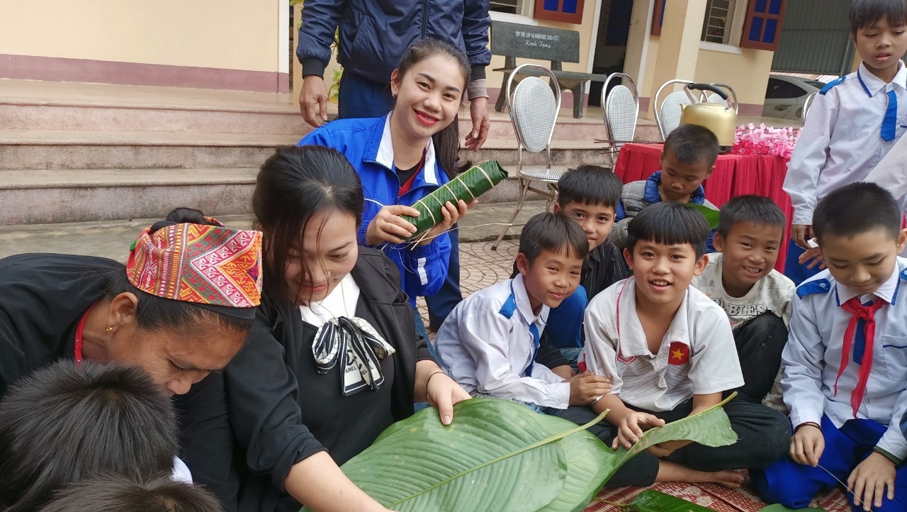 Đài Trang tham gia hoạt động trải nghiệm cùng học sinh trên địa bàn