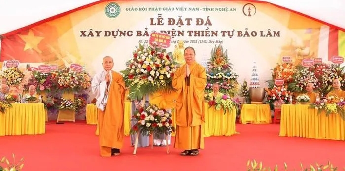 Ban Trị sự GHPGVN tỉnh Nghệ An tặng hoa chúc mừng đến Sư cô Thích nữ Huệ Hiếu, trụ trì thiền tự Bảo Lâm