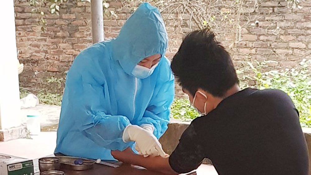 Nhân viên y tế huyện Yên Dũng kiểm tra sức khỏe cho bệnh nhân mắc Covid-19