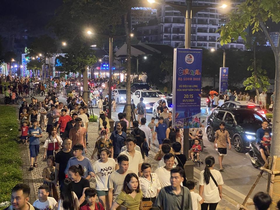 Hàng nghìn người dân và du khách tham gia Lễ hội Carnaval Hạ Long 2023