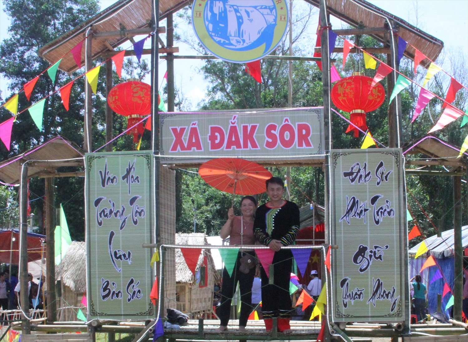 Cổng trại của Nhân dân các dân tộc xã Đắk Sôr tham gia thi