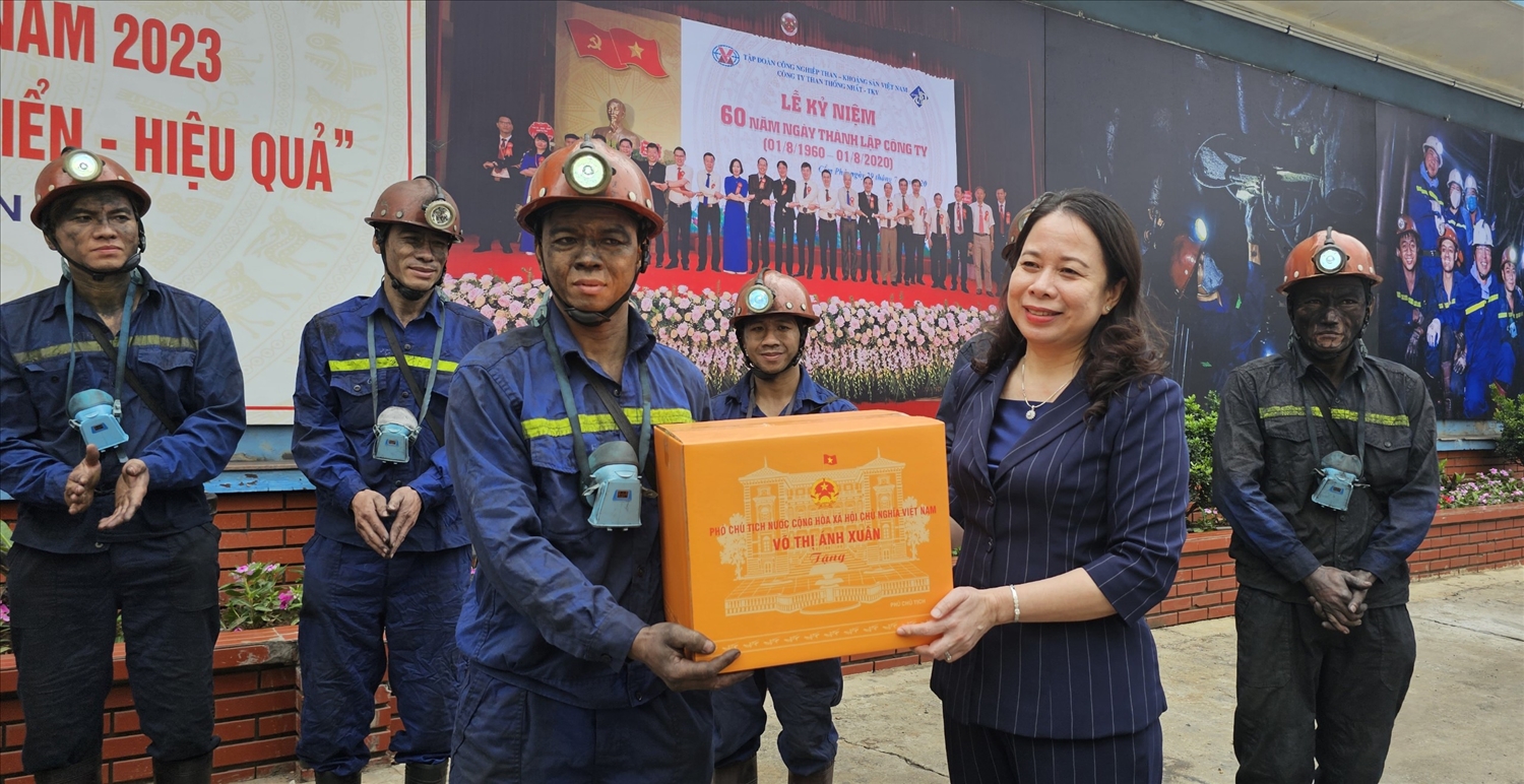 Phó Chủ tịch nước Võ Thị Ánh Xuân tặng quà cho thợ mỏ vừa tan ca