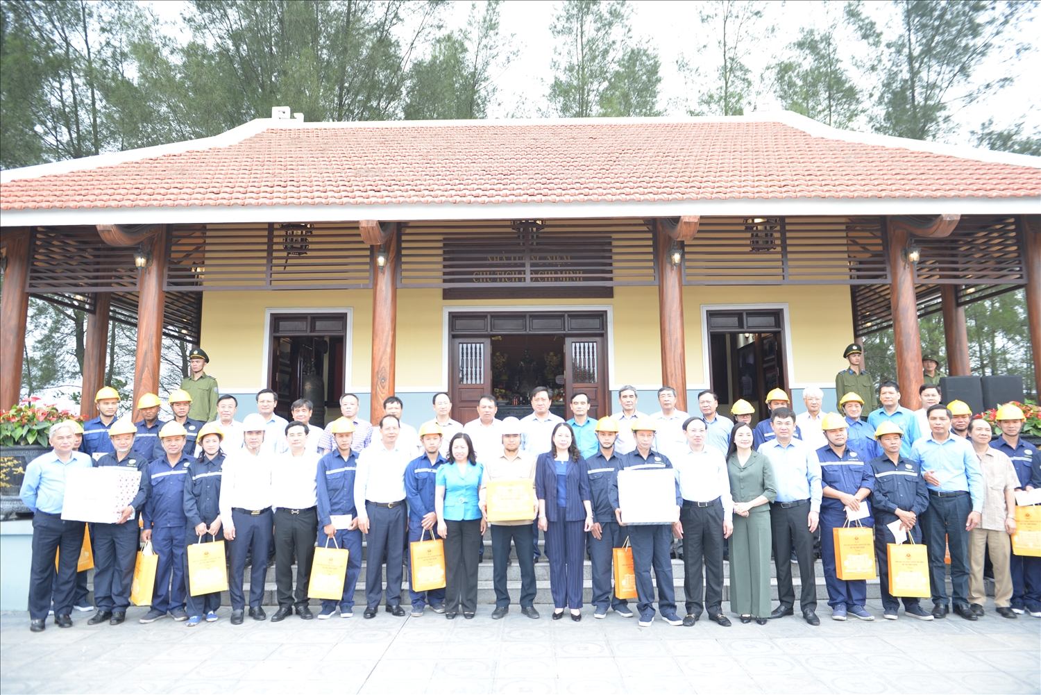 Phó Chủ tịch nước Võ Thị Ánh Xuân cùng các đại biểu chụp ảnh lưu niệm cùng các công nhân tiêu tiểu của Công ty Than Đèo Nai
