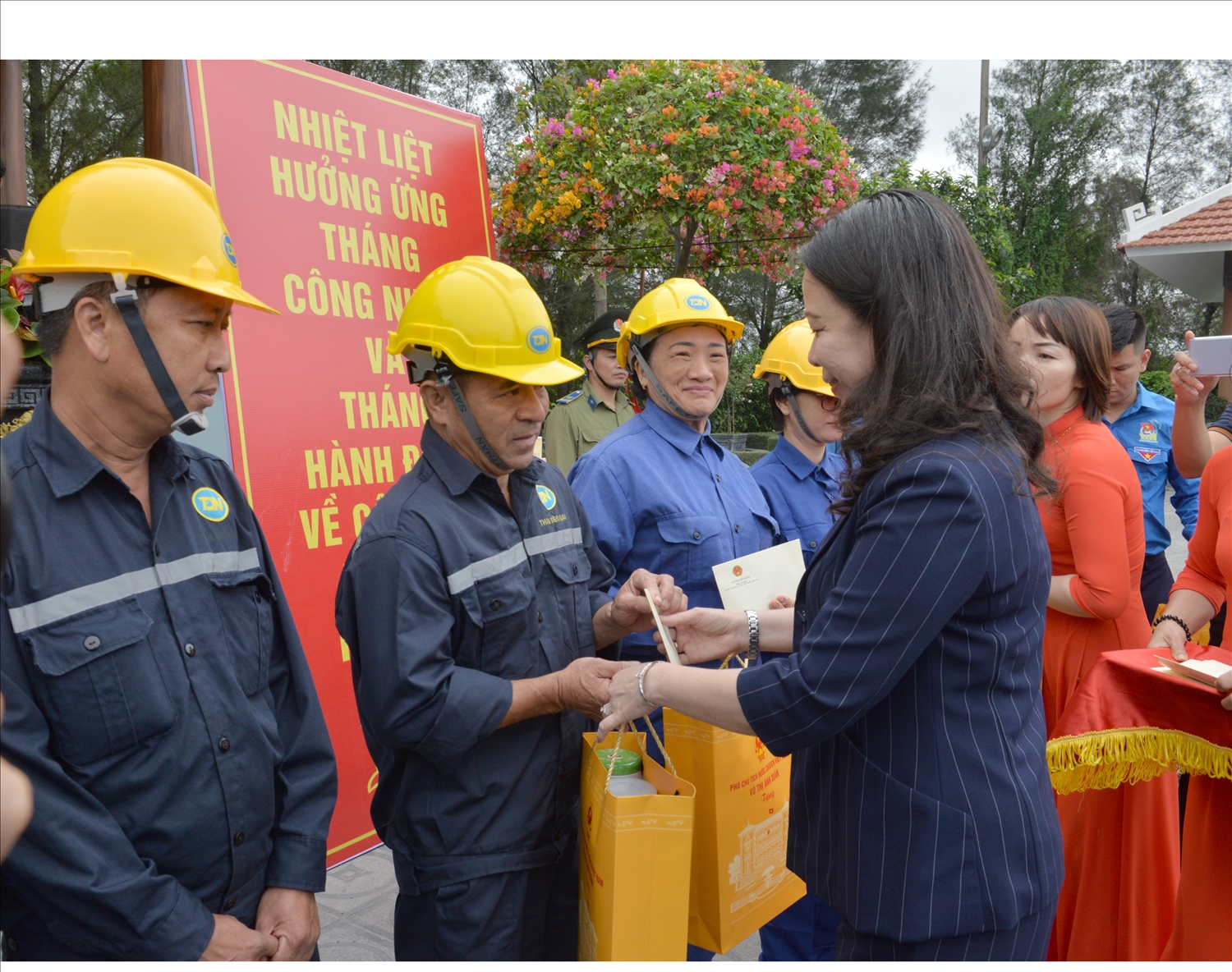 Phó Chủ tịch nước Võ Thị Ánh Xuân tặng quà cho 20 công nhân tiêu biểu của công ty Than Đèo Nai