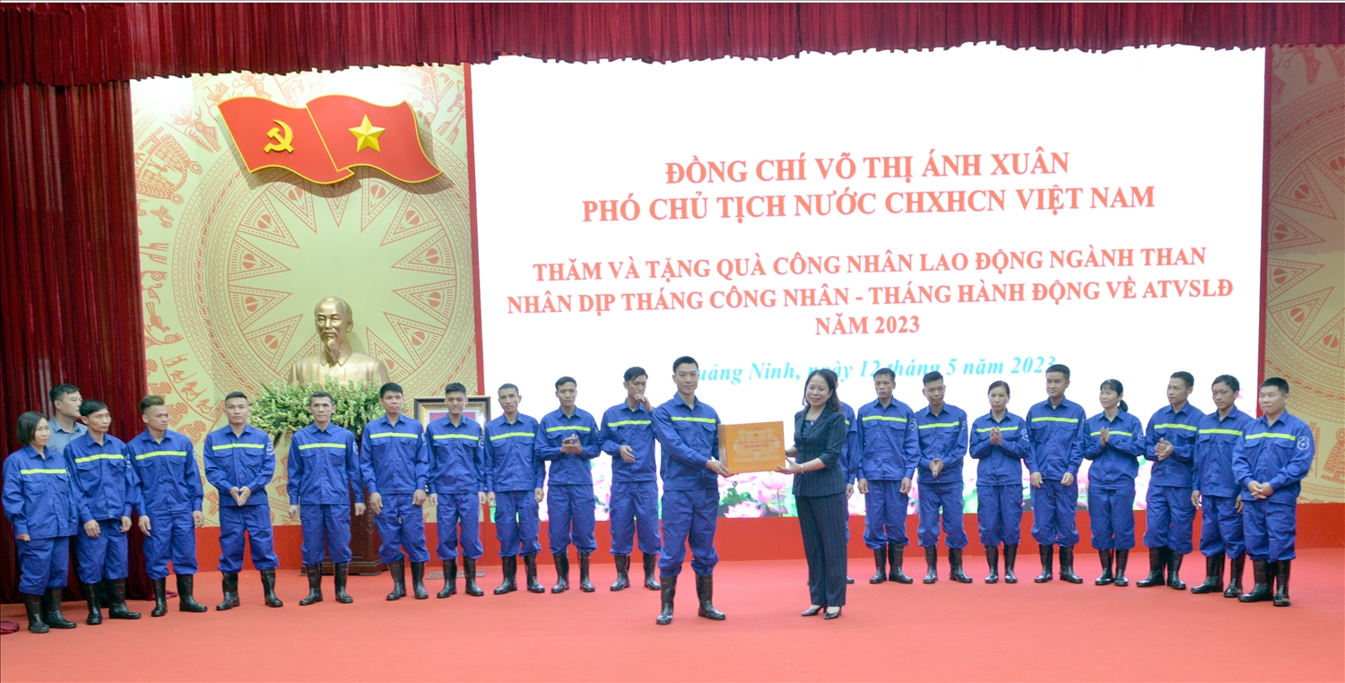 Phó Chủ tịch nước Võ Thị Ánh Xuân tặng quà cho công nhân tiêu biểu trong lao động sản xuất