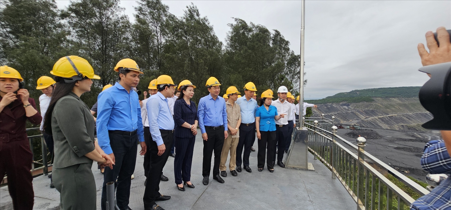 Phó Chủ tịch nước Võ Thị Ánh Xuân cùng đoàn công tác thăm khu vực moong khai thác than tại Mỏ Than Đèo Nai