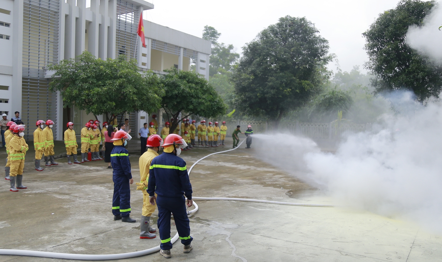 Phòng Cảnh sát PCCC và Cứu nạn cứu hộ Công an tỉnh Lào Cai hướng dẫn sử dụng thiết bị phòng cháy chữa cháy và xử lý một số tình huống cháy nổ.