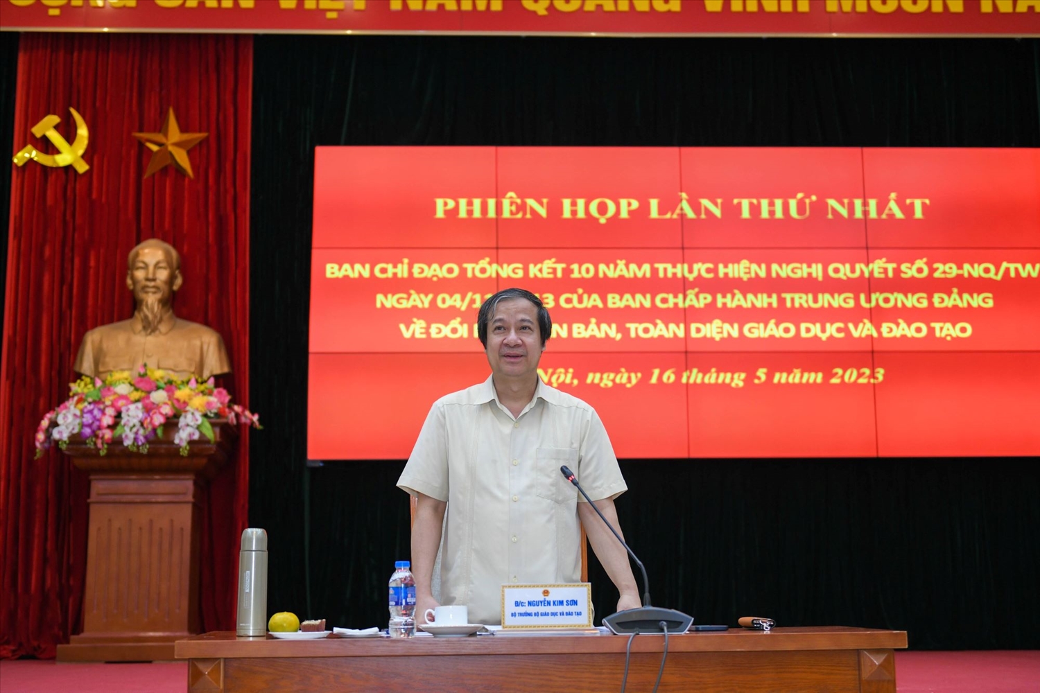 Bộ trưởng Bộ GD&ĐT Nguyễn Kim Sơn, Trưởng Ban Chỉ đạo tổng kết 10 năm thực hiện Nghị quyết số 29 về đổi mới căn bản, toàn diện giáo dục và đào tạo phát biểu tại phiên họp.