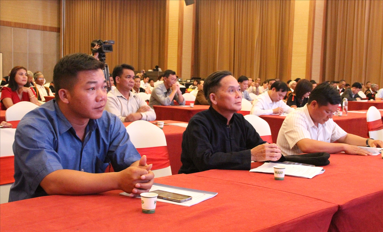 Người có uy tín Phan Mạnh Hùng (ở giữa) là một trong số ít Người có uy tín tiêu biểu trong bào vệ cương được tuyên dương năm 2022