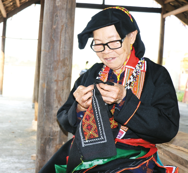 Bà Bàn Thị Bình - Người “giữ lửa” nghề thêu truyền thống của đồng bào Dao