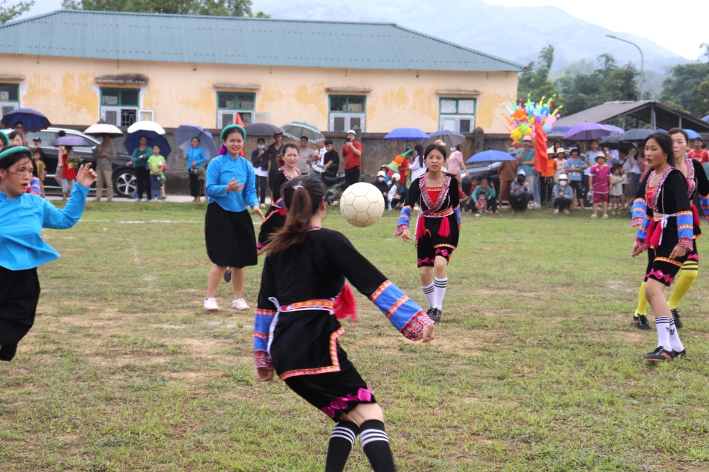 Giao lưu bóng đá nữ các địa phương là một trong những hoạt động thu hút đông đảo người xem