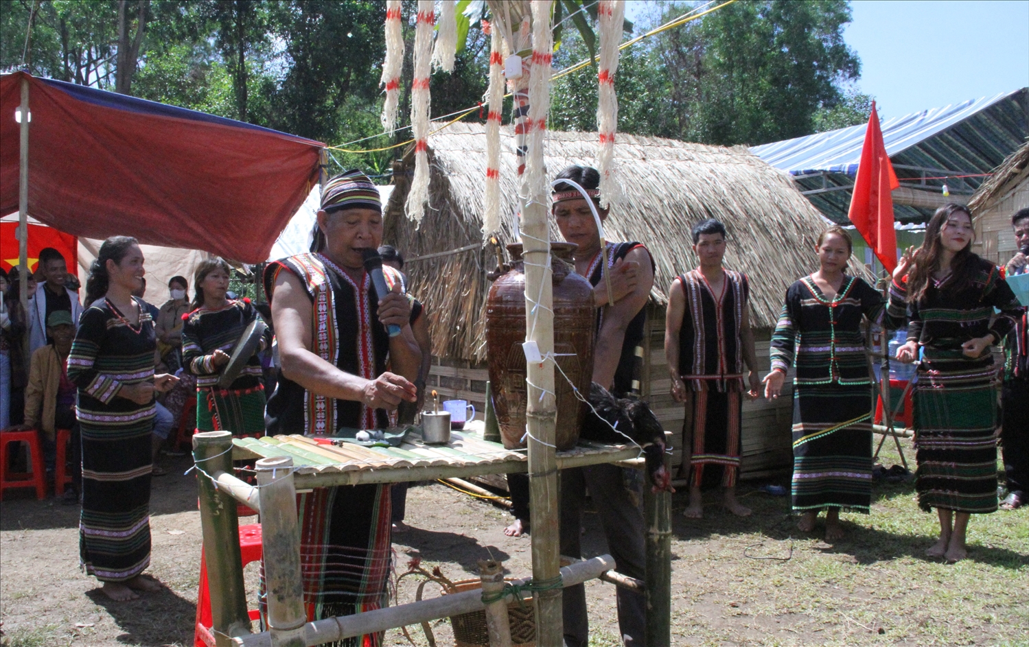 Hát khấn trong các nghi lễ truyền thống cũng là một trong những thể loại của dân ca MNông