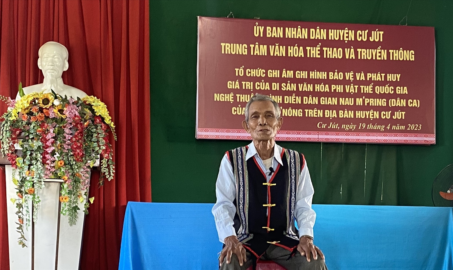Nghệ nhân Y Glơi Bkrông hát dân ca phục để ngành văn hóa ghi âm làm tư liệu