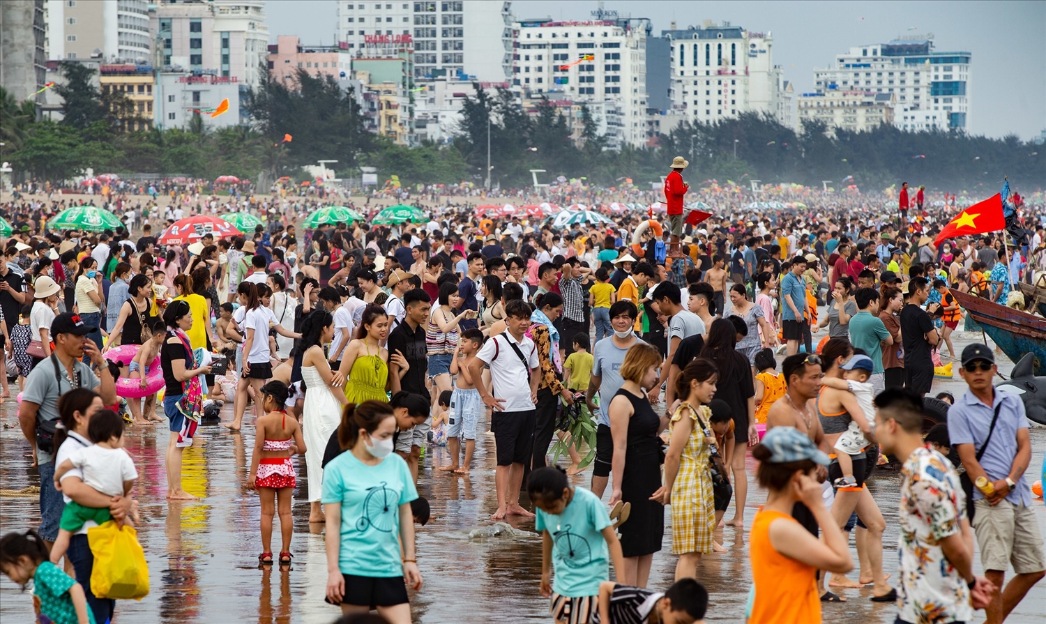 Dịp nghỉ lễ Giỗ Tổ Hùng Vương, 30-4 và 1-5 năm nay, tại TP biển Sầm Sơn đã có hàng vạn du khách đổ về du lịch, nghỉ mát
