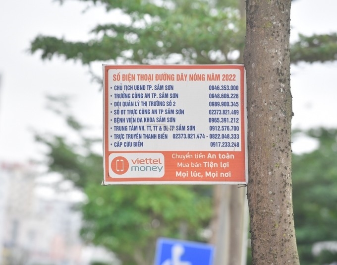 Nhiều số điện thoại đường dây nóng được thành phố Sầm Sơn công khai để người dân, khách du lịch có thể phản ánh trực tiếp nếu bị ép giá